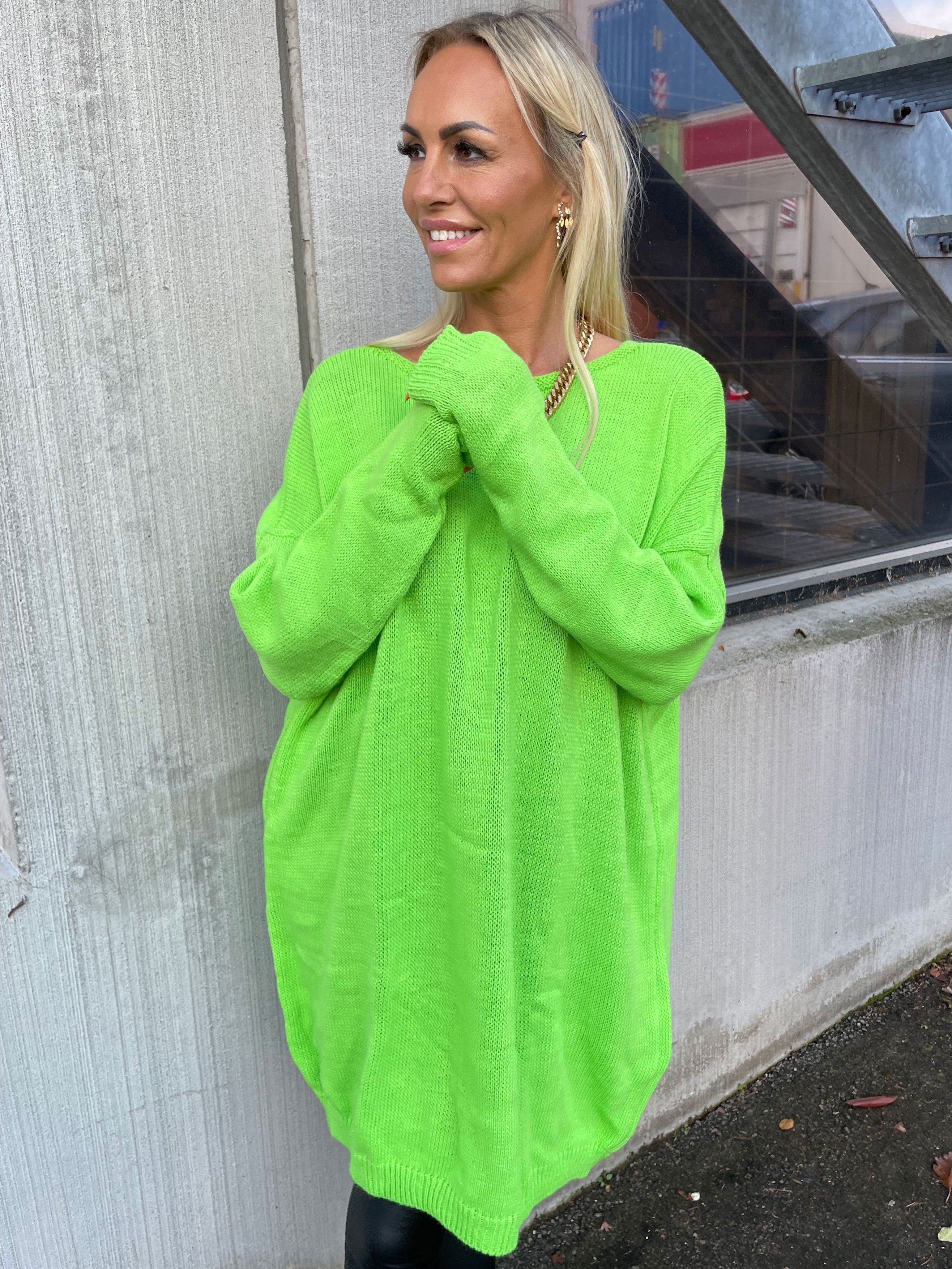 Stella - Enkel stickad klänning med djup rygg